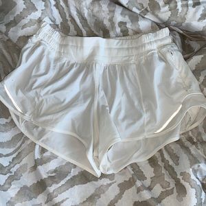 lululemon hotty hot short in white size 4- 2.5 in